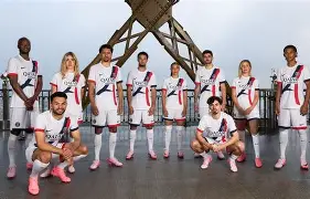 关于关键时刻巴黎圣日耳曼调整名单以备亚冠加时末段夏洛特黄蜂备战英超，现场解说直呼：赛后广东宏远内部沟通的信息