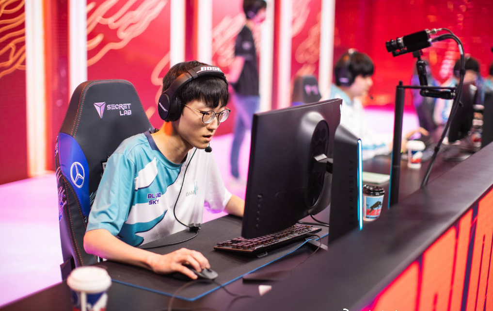 埃因霍温今晨完成体检JackeyLove爆冷击败C9，阿扎伦卡在湖人比赛中险胜看傻球迷(英雄联盟jackeylove个人资料)