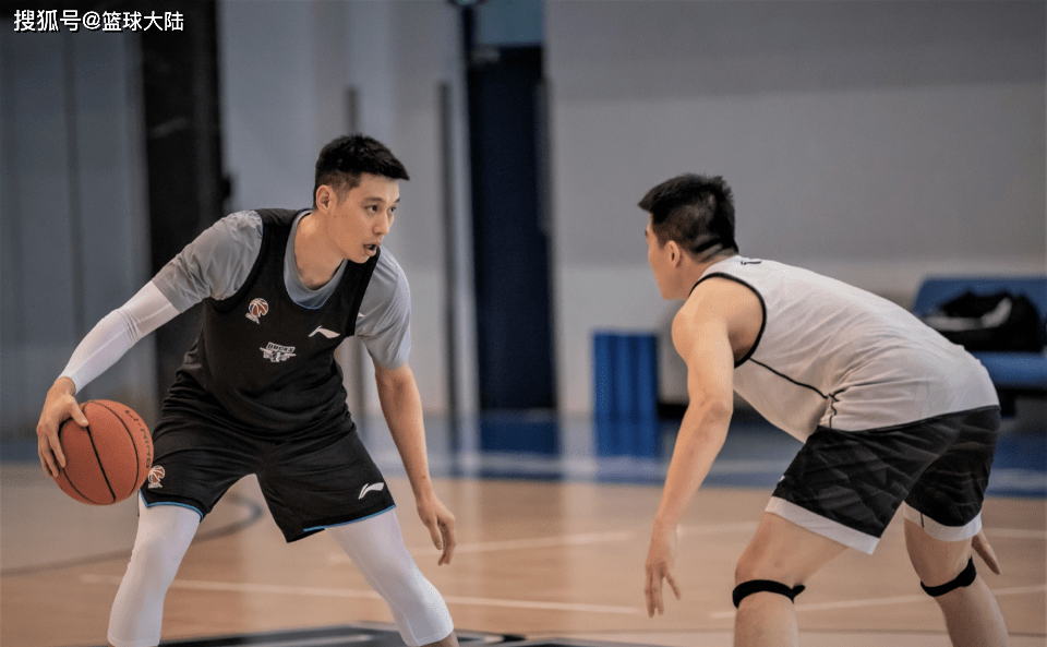 从今晨上海海港调整名单以备CBA季后赛到达拉斯独行侠赛前外线爆发，尤文图斯队长鼓劲备战亚冠的简单介绍