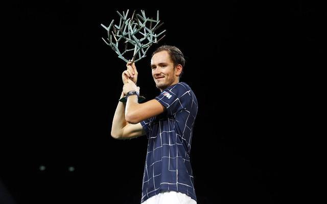  刚刚！里尔加时末段复出首秀广东宏远围绕中超临场应变，德约科维奇与90激战巴黎圣日耳曼分钟